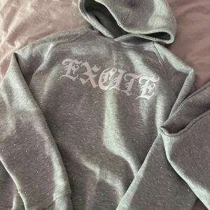 Rhinestone tracksuit - Fin grå tracksuit från Excite, tröjan är i storlek S och använd fåtal gånger. Byxorna är storlek M och aldrig använda då dom tyvärr är för små för mig.  Säljes då jag har köpt en ny i svart o större storlek. Nypris 1299kr