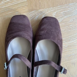 Bruna ballerinaskor ANVÄNDA 1 GÅNG - Bruna ballerina skor i mocka imitation. ENDAST ANVÄNDA 1 gång, säljer då jag har flera liknande