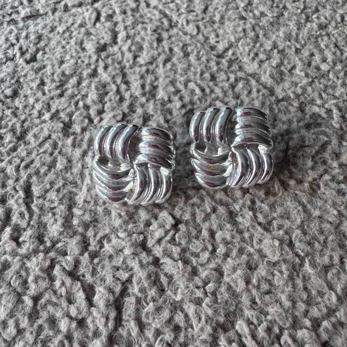 Silvriga chunky örhängen