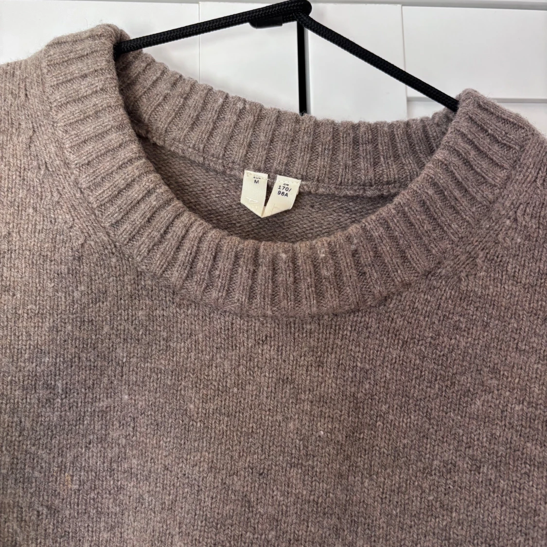 Brun stickad tröja med ribbade detaljer - 2