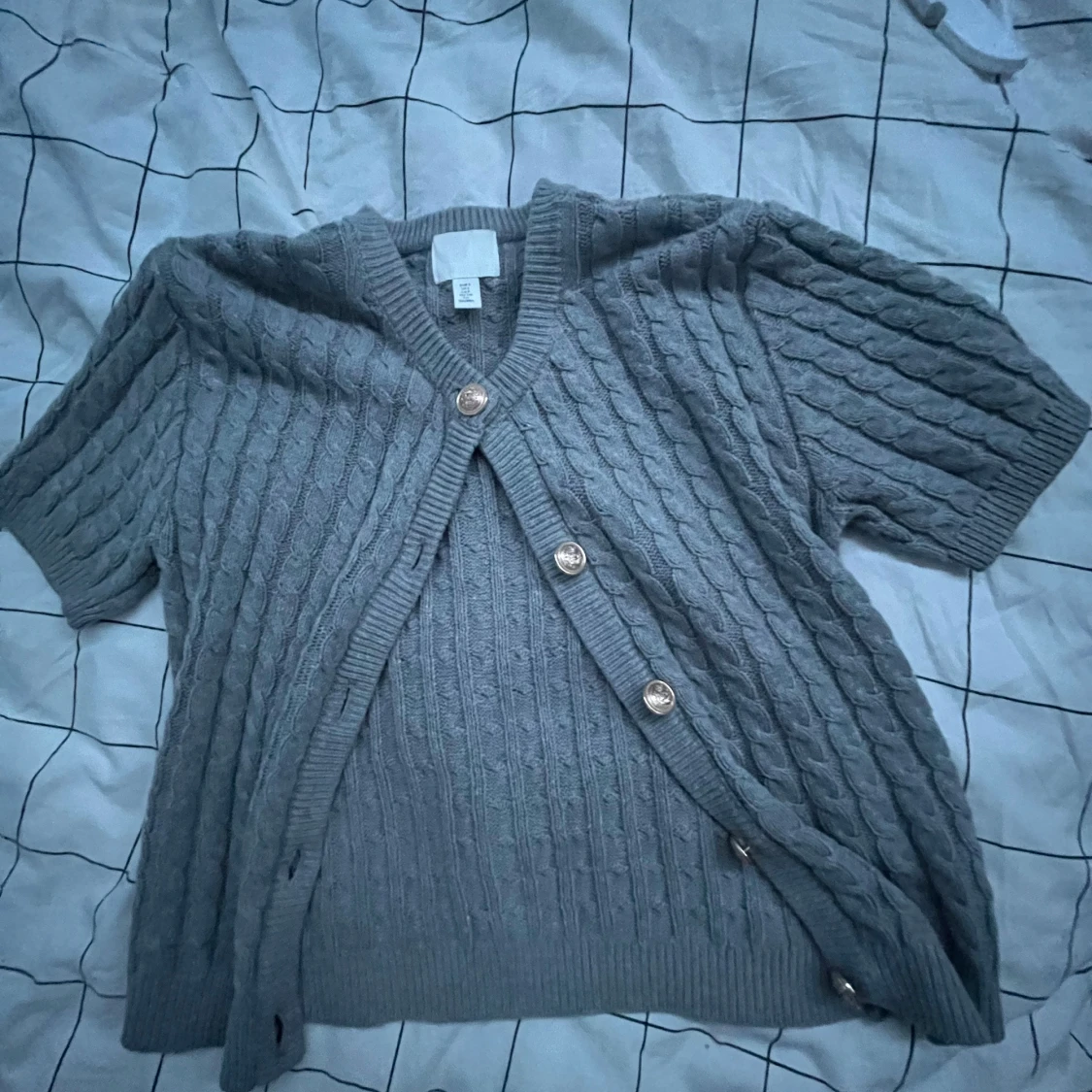 Grå stickad T-shirt  - 2