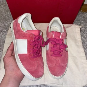 Valentino Flycrew Rosa - Tjejskor från valentino. Självklart äkta och kvitto finns! Nypris på dessa ligger på 7000kr! 35 men passar 36! Använda ett fåtal gånger! Saknar insole