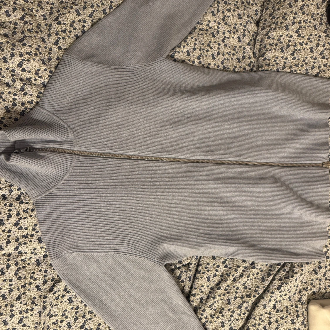 Ljung-Ljusblå Ribbad Helzip. Använd 2 ggr. Nypris:1500kr - 1