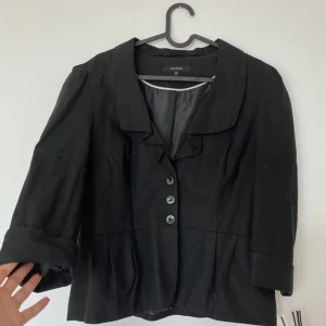 Trekvarts kavaj - Jätte fin trekvarts kavaj i mycket bra kondition. Köpt på Vinted men var alldeles för liten. UK 14 = XL men den skulle passa bättre på en M eller L