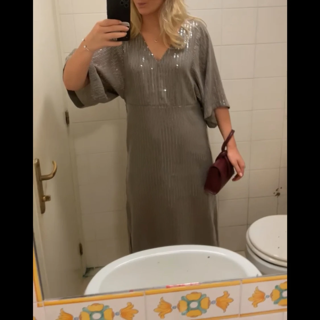 Glittrig långklänning med v-ringning