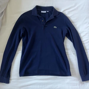 Lacoste rugbytröja - Jätte snygg lacoste rugby tröja. Den är i storlek S och i bra skick. 
