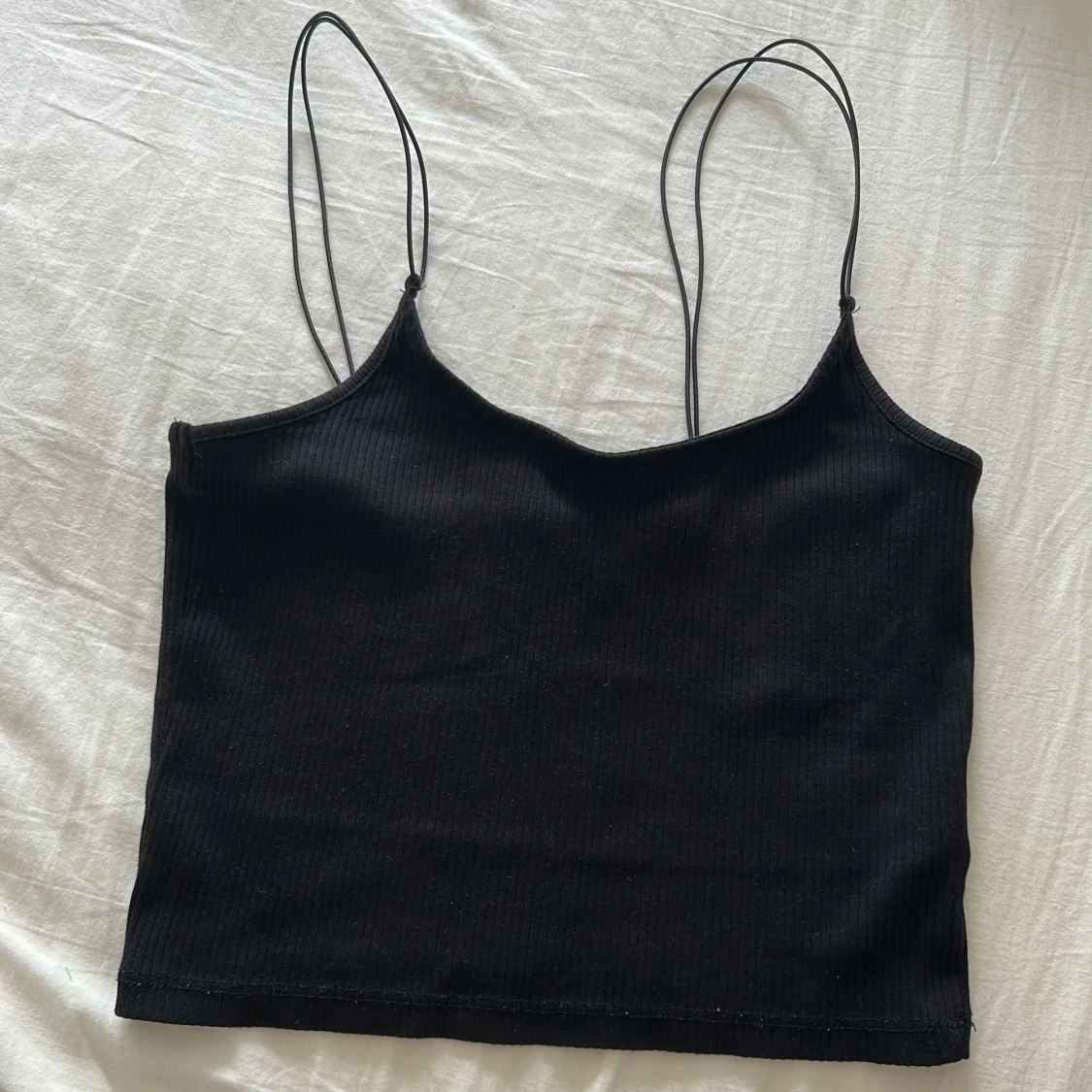 Svart ribbad linnetopp med tunna band