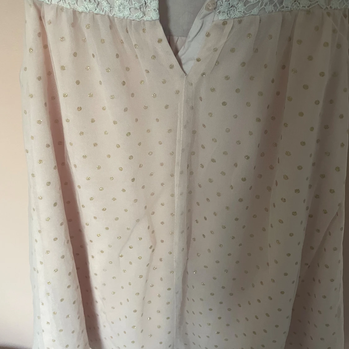 Söt prickig blus med spets och rosett 💘 - 2