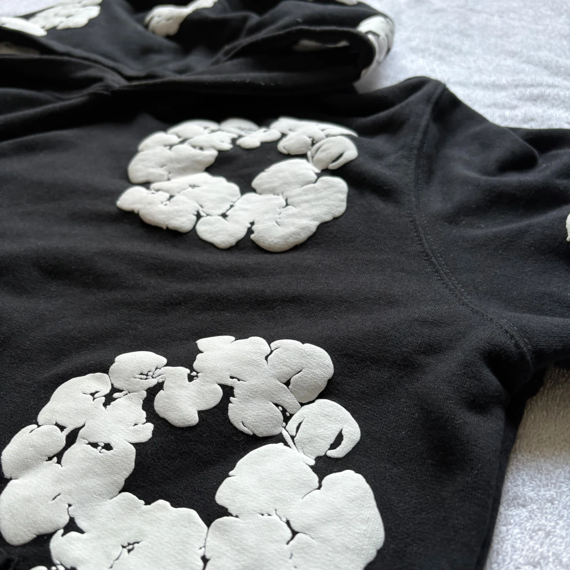 Svart hoodie med vita blommor Denim Tears - 2