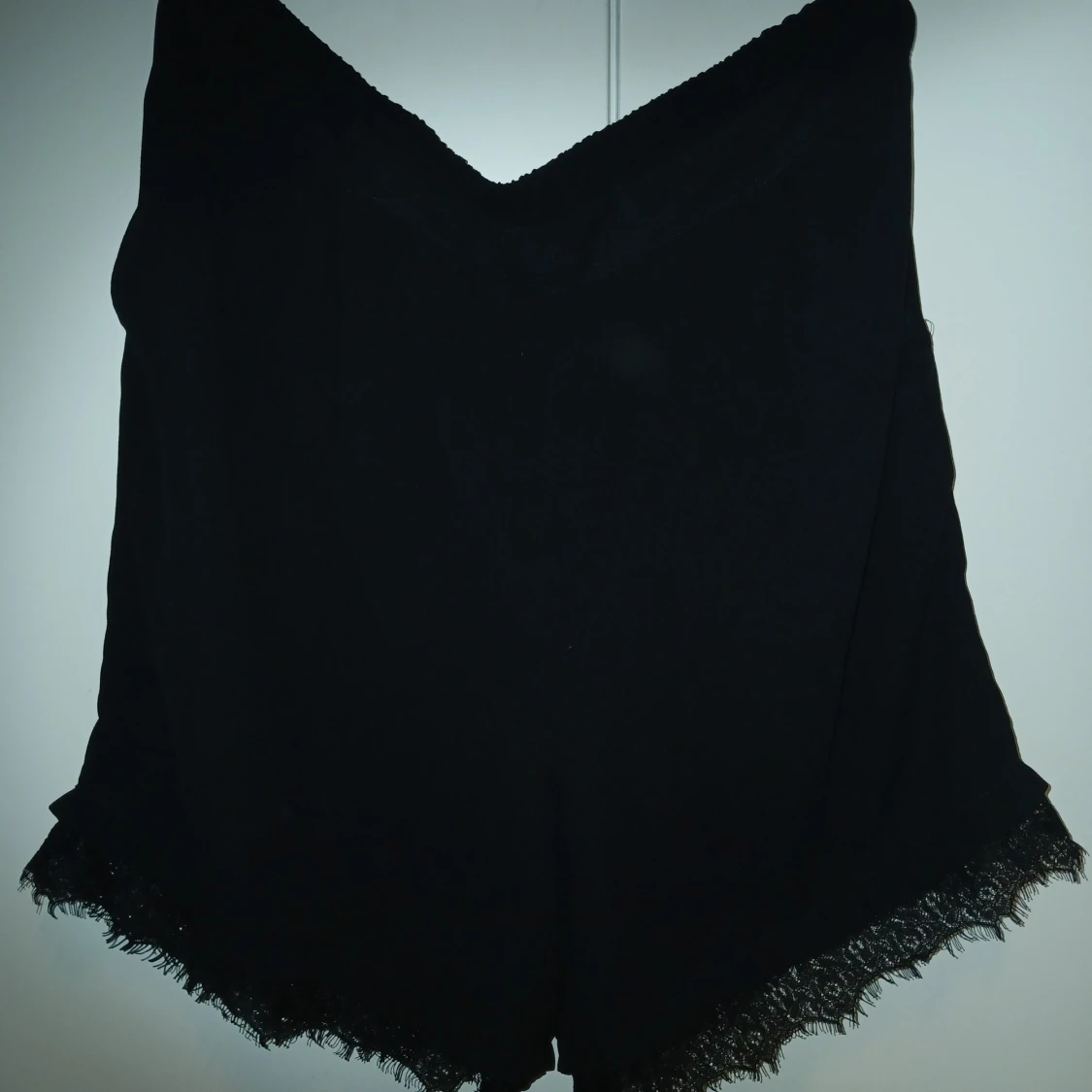 Svart blus med spetsdetaljer - 1