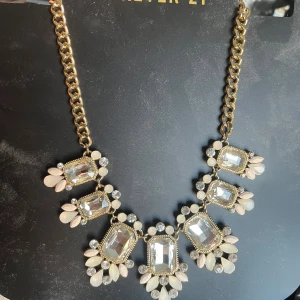 Elegant halsband - Ett halsband från Forever 21! Har aldrig använts