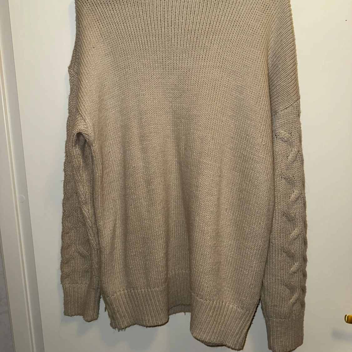 Beige stickad polotröja med flätmönster - 1