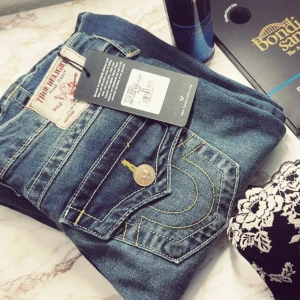 True Religion Low Waist Jeans - Helt nya true religion jeans ! Köpta för 1500 och kan säljas för 1400kr 💗 