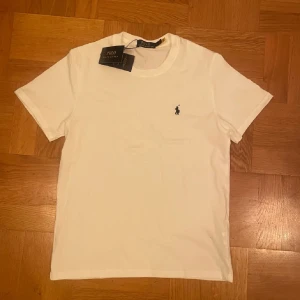 Vit t-shirt från Polo Ralph Lauren - Vit t-shirt från Polo Ralph Lauren med klassisk rund hals och korta ärmar. Den är jätte skön och passar tlll allt, den är L men passar M priset går att diskuteras 