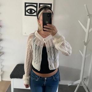Kofta från Lindex - Använd få gånger, bra skick. Man kan ha den på olika sätt! Lite kortare i modellen. Superfint att slänga över ett linne bara!
