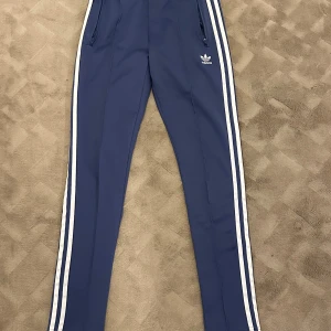 Säljer Adidas Byxa! - Använd endast två gånger och är som helt ny.  Storlek: 32 