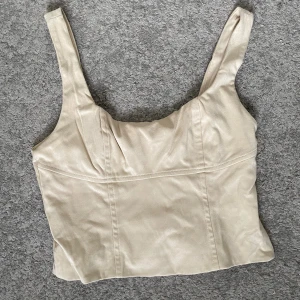 Beige korsettopp från Bershka - Jättesnygg beige korsettopp från Bershka som tyvärr inte kommit till användning💌