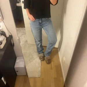 Blåa jeans  - Blåa jeans från pull and bear. Se bild 3, defekt på en bälteshälla. På bild 4 kan man se att de inte syns så mycket och de är nog lätt att sy ihop. Mycket bra skick annars. 