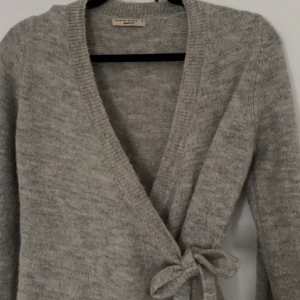 Gina tricot kofta  - Jätte fin grå omlott kofta från Gina tricot i storlek M! Inga problem med tröjan!💕