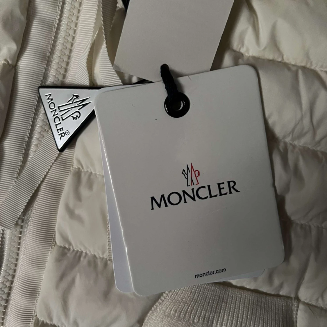 Vit quiltad jacka från Moncler - 2