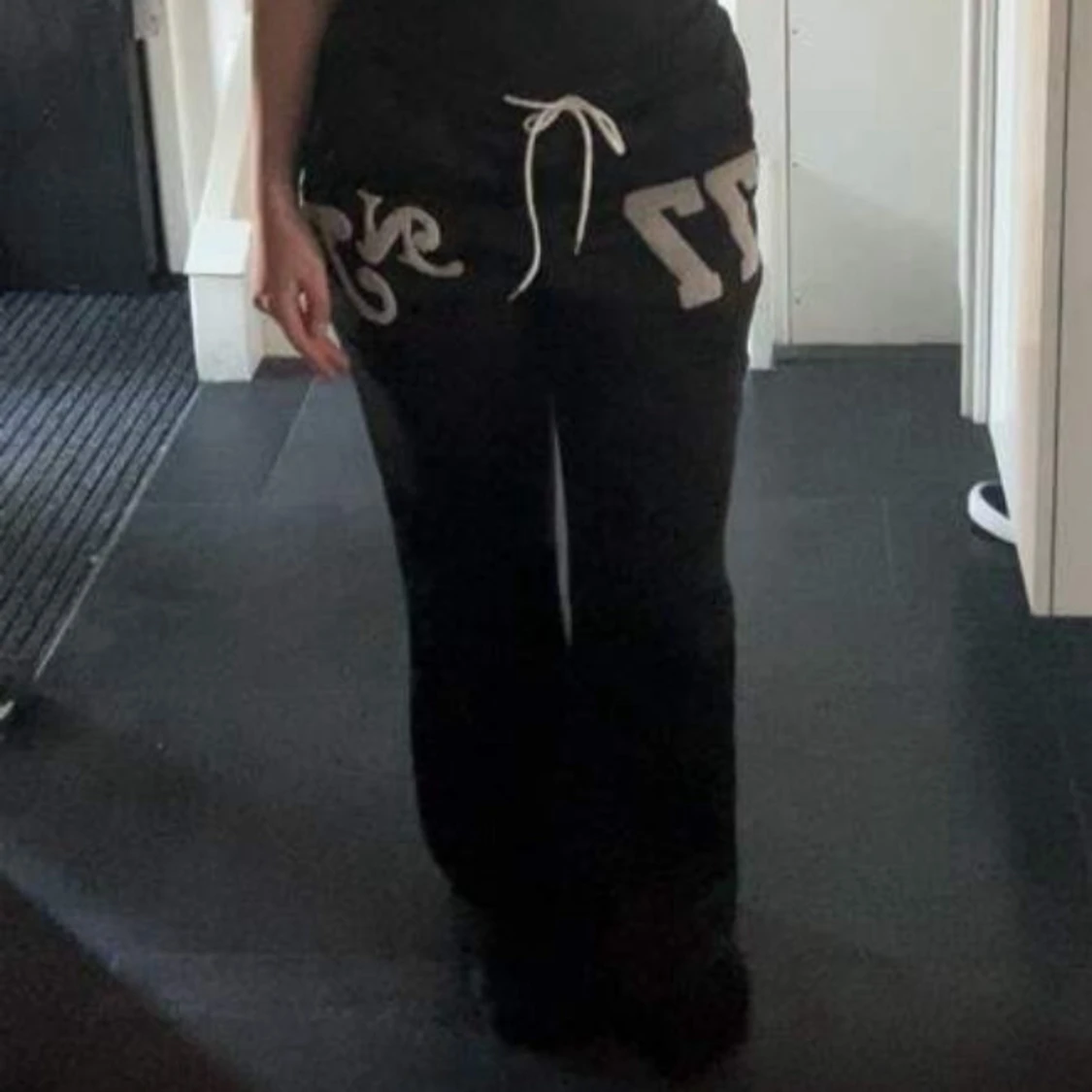 Svarta mjukisbyxor med tryck