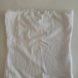 Vit bandeau tubtopp med spetskant - Aldrig använd 