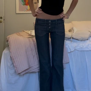 Lågmidjade vintage jeans - Såå snygga vintage american eagle jeans😻😻 Lågmidjade och bootcut modell Midjemått rakt över=38/39 cm Innerbenslängd =82 cm Grenhöjd= 17cm