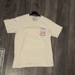 Vit t-shirt från Casablanca storlek S - Vit t-shirt från Casablanca. Storlek Xs men passar S mer. I princip sprillans ny 