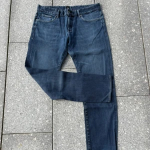 Blå jeans från HB med stretch - Snygga blå jeans från hogo boss med klassisk femficksdesign och diskret tvätt. Jeansen har normal passform och är tillverkade i stretchigt jeansmaterial för extra komfort. Perfekta till en avslappnad stil och funkar året runt.