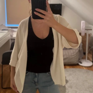 Kofta  - Kofta från cream. Oanvänd. Nypris 599. Vitcream i färgen. 