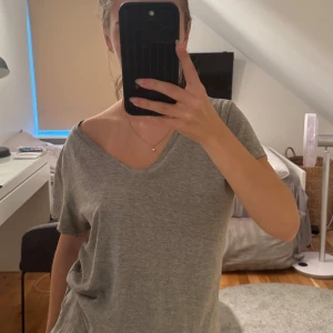Grå tshirt  - Oanvänd. Passar S och xs. 