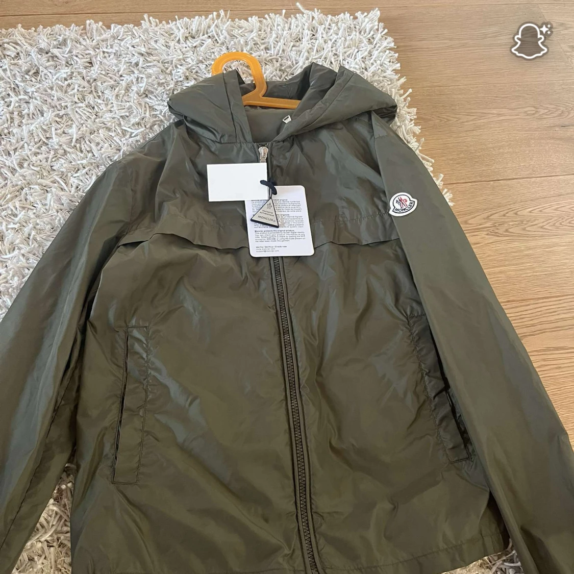 Olivgrön vindjacka från Moncler