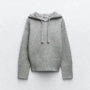 Stickad Zara hoodie - säljer min fina stickade Zara hoodie eftersom den aldrig kommer till användning. Använd enstaka gånger men ingen defekt alls. Köpte för ca 500kr men säljer för 290kr🤝🏽 egna bilder fås vid intresse. Först till kvarn