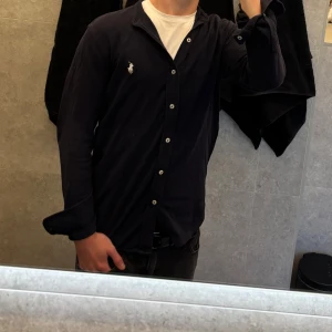 Ralph lauren skjorta - Schysst stilren svart skjorta från Ralph Lauren. Skick 9/10 Skjortan är endast använd ett fåtal gånger | Model: Featherweight mesh | Storlek: S | Nypris ligger på 1795kr | Det är bara att skriva om ni har frågor eller funderingar!