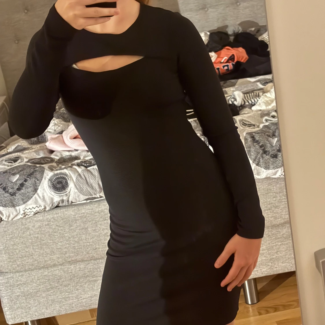 Svart långärmad klänning med cut out - 2