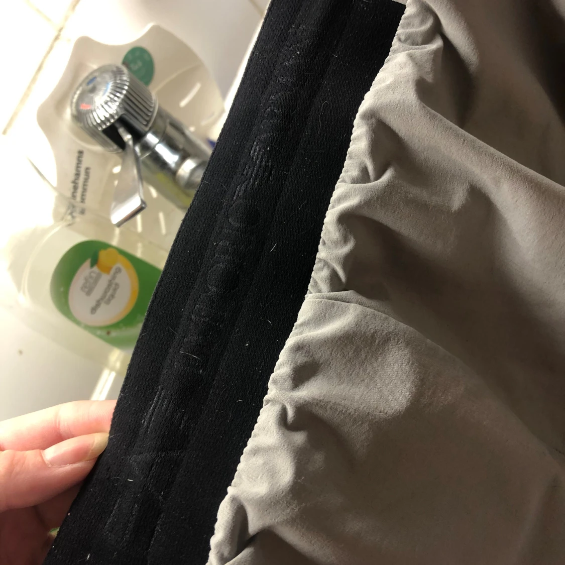 Gråa Emporio Armani EA7 byxor - 1