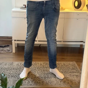 Replay Anbass W33  - Säljer ett par snygga Replay Anbass jeans i storlek W33 L32. Modellen är cirka 190 81kg Använda men i fint skick, inga fläckar eller hål. Hör av er om ni är några frågor 🙌🏻