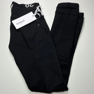 Dondup jeans - Säljer dessa helt nya dondup jeans i modellen george. Skick 10/10 alla tags kvar! Nypris ca 2500kr, mitt pris 949kr. För fler frågor eller funderingar kom priv!
