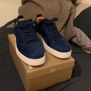 Christian Louboutin skor - Säljer ett par väldigt eftertraktade skor från Christian Louboutin i marinblå färg och spikar. Allt OG ingår i leveransen. Postar inom 24 timmar. Storlek 43. (Sulan kan tvättas som ny nästan)