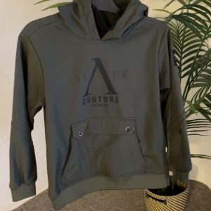 Slade set - Ett skidset från slade som är i mycket bra skick och bara använt en vecka, det är i en mörkgrön färg och håller värmen super bra, perfekt för att kunna röra sig i skidbacken på alla möjliga sätt, sälj eftersom att jag växt ur, skriv vid funderingar.