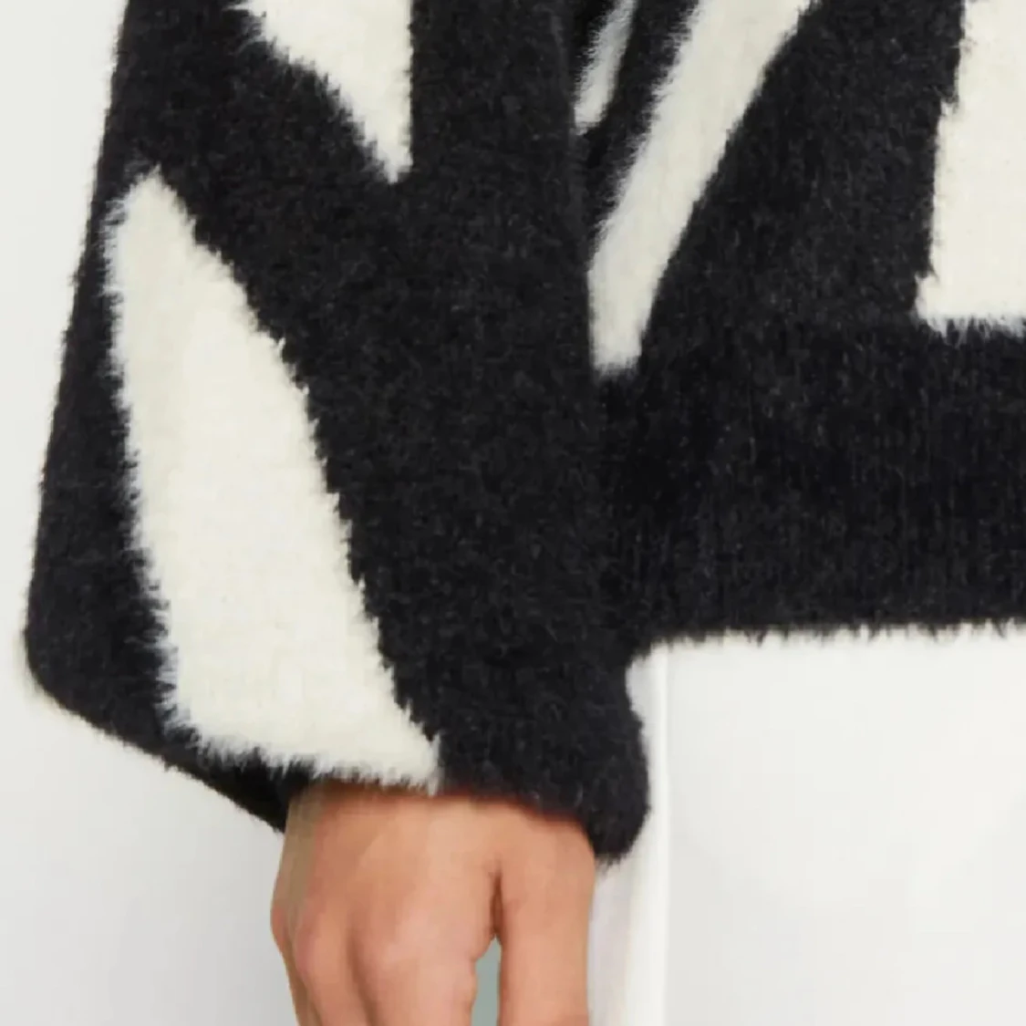 Zebramönstrad svartvit tröja från Vila - 1