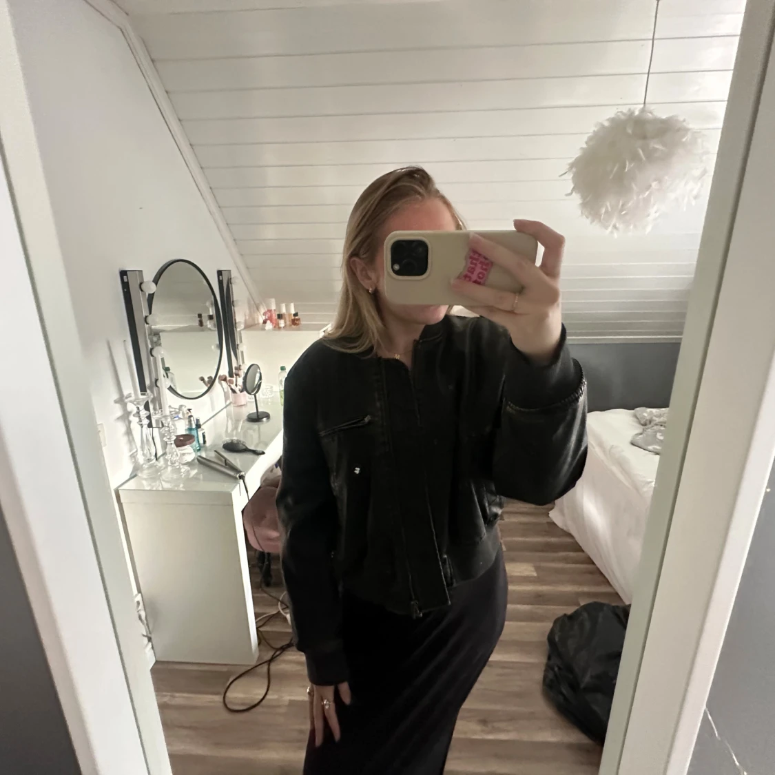 Grå/svart skinnjacka 