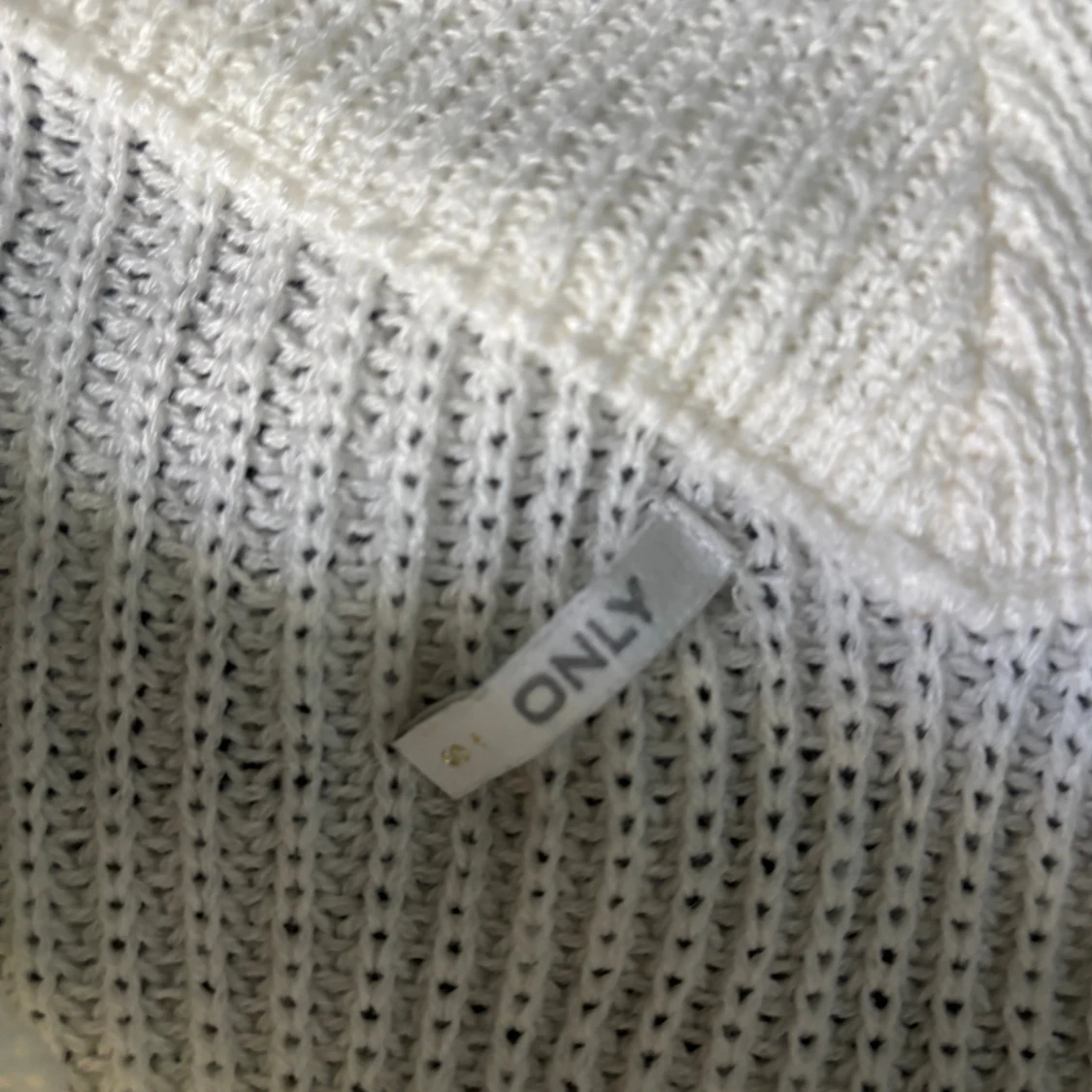 Vit offshoulder stickad tröja  - 2