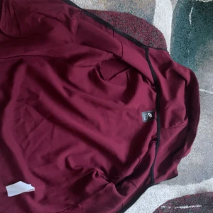 Vinröd hoodie från Nike i storlek L - Nike tech : storlek L