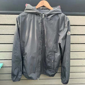 Grå Moncler Grimpeurs Vindjacka - Tjena plick! Jag säljer denna otroligt snygga och trendiga vindjacka från Moncler. Jackan är sparsamt använd och är därför i otroligt bra skick. Den är i storlek 2 vilket motsvarar M. Tveka inte på att fråga ifall du har minsta funderingar.