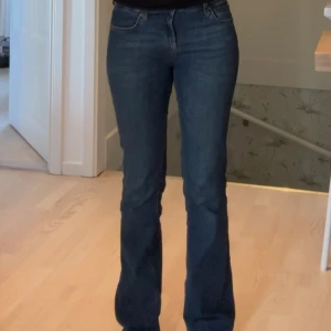 Bootcut jeans från Zara - Storlek 36. Liten defekt på högra bakfickan då den gick sönder men jag har sytt den så den är lagad💕💕