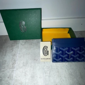 Mörkblå korthållare - Säljer denna feta mörkblå korthållare. Använd 1 gång efter det inte blivit rörd. Om du vill ha fler bilder eller undrar något kan du alltid skriva. Har också en till som är  vanlig blå oxygen en mörk grön. Så om du vill ha någon av dom andra skriv bara så kan vi göra en deal.😁