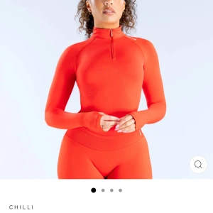 Dfyne Zip - Dfyne Impact Half Zippy, färgen chilli, sprillans ny och endast testad. Super skön och fin🥰 Formar verkligen kroppen perfekt! Nypris $69 ~ 670 kr, jag säljer för 350🥰