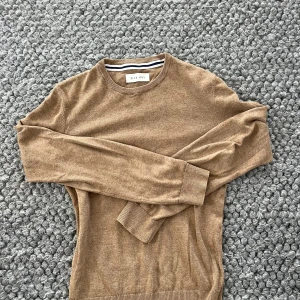 Pier One stickad tröja - Säljer stickad tröja från Pier One. Strl XS✅. Skonsamt använd. Passar dig bäst som är ca 165-170cm. Hör av dig vid frågor.