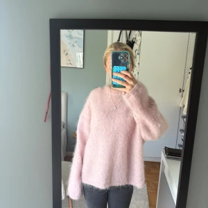 Stickad tröja - Såå cozy stickad tröja till hösten! Väldigt varm, material är mohair och denna tröja är köpt i Berlin på HM edition🥰